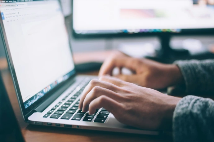 Professionista al lavoro su laptop per sviluppo software e innovazione digitale