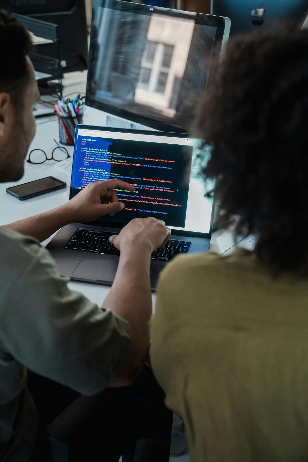 Professionista al lavoro su laptop per sviluppo software e innovazione digitale